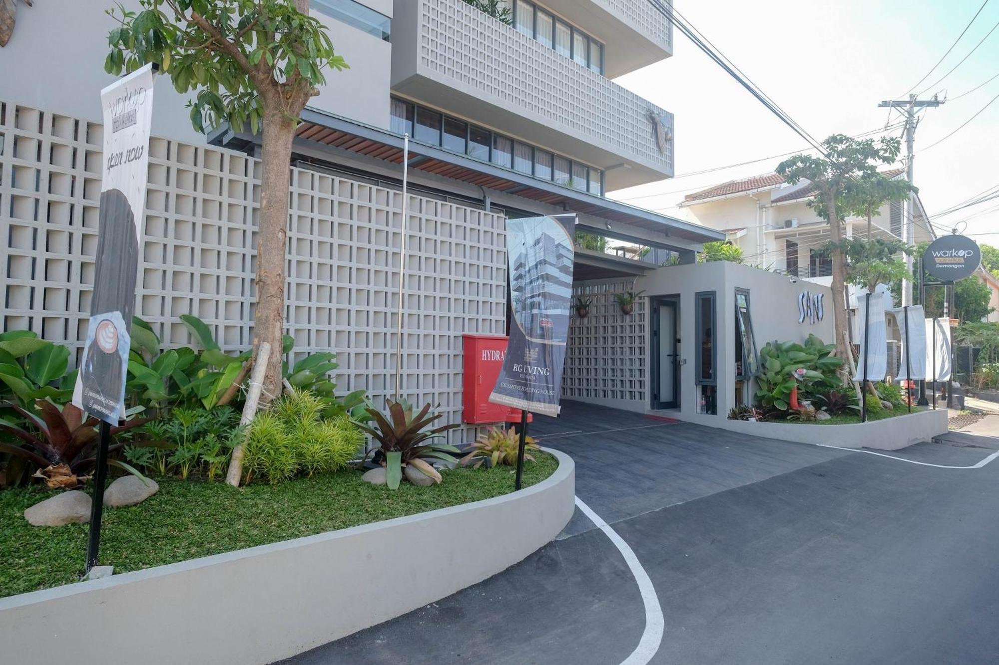 Sans Hotel Rg Living Jogja By Reddoorz Pakualaman Exterior foto